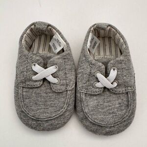 FAO Schwarz soft baby shoes